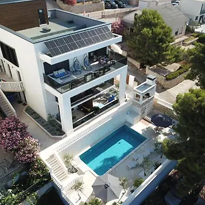 Luxury Beachfront Carlisa Apartament